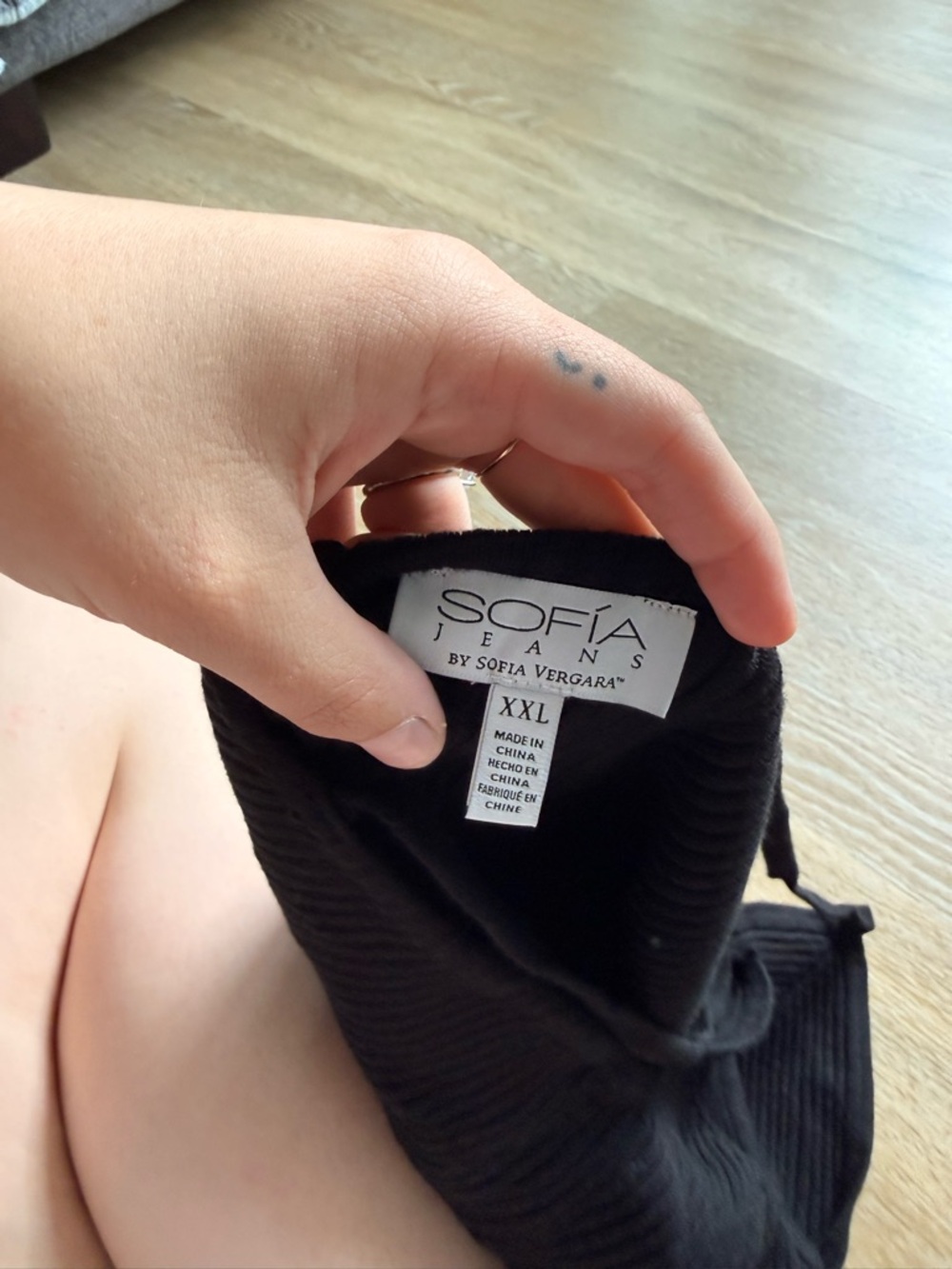 sofia by sofia vergara Black Ribbed V-Neck Cami - Picture 3 of 3